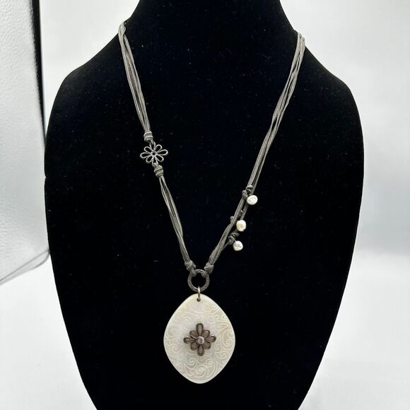 Silpada retired Grace notes pearl shell Lucite necklace - Picture 1 of 2
